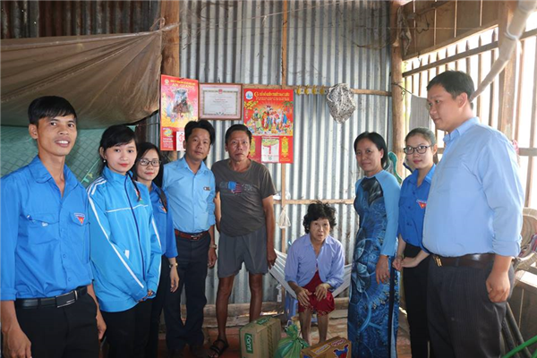 Liên chi Đoàn khoa Giáo dục tổ chức chương trình “Hạt gạo nghĩa tình” tại huyện Tân Hồng, tỉnh Đồng Tháp